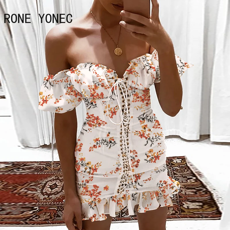 Женское облегающее мини-платье с цветочным принтом открытыми плечами и