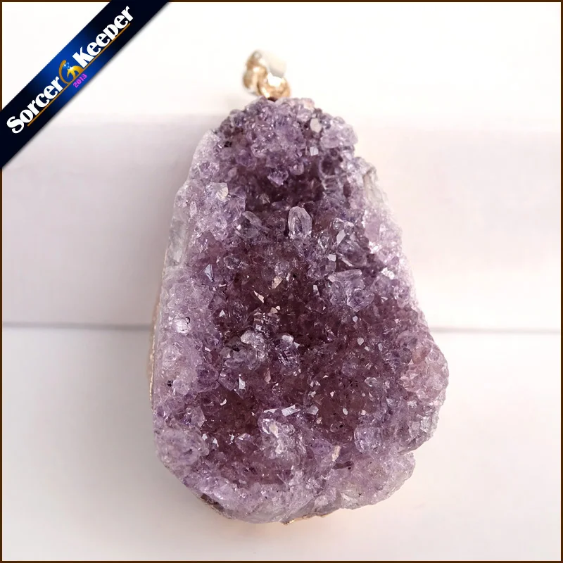 

Женское ожерелье с подвеской в виде кластера с фиолетовым кварцевым кристаллом и заполненными 24-каратным золотом краями подходит для изготовления ювелирных изделий Y057