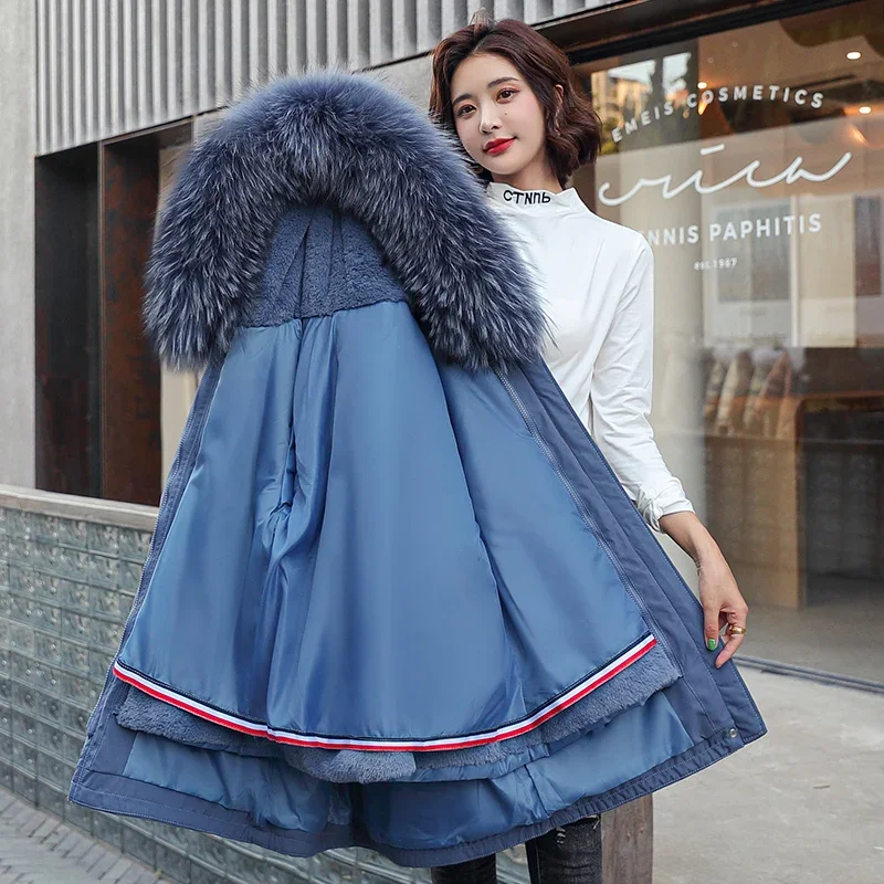 Рисунок 6 - Женское бархатное пальто с меховым воротником