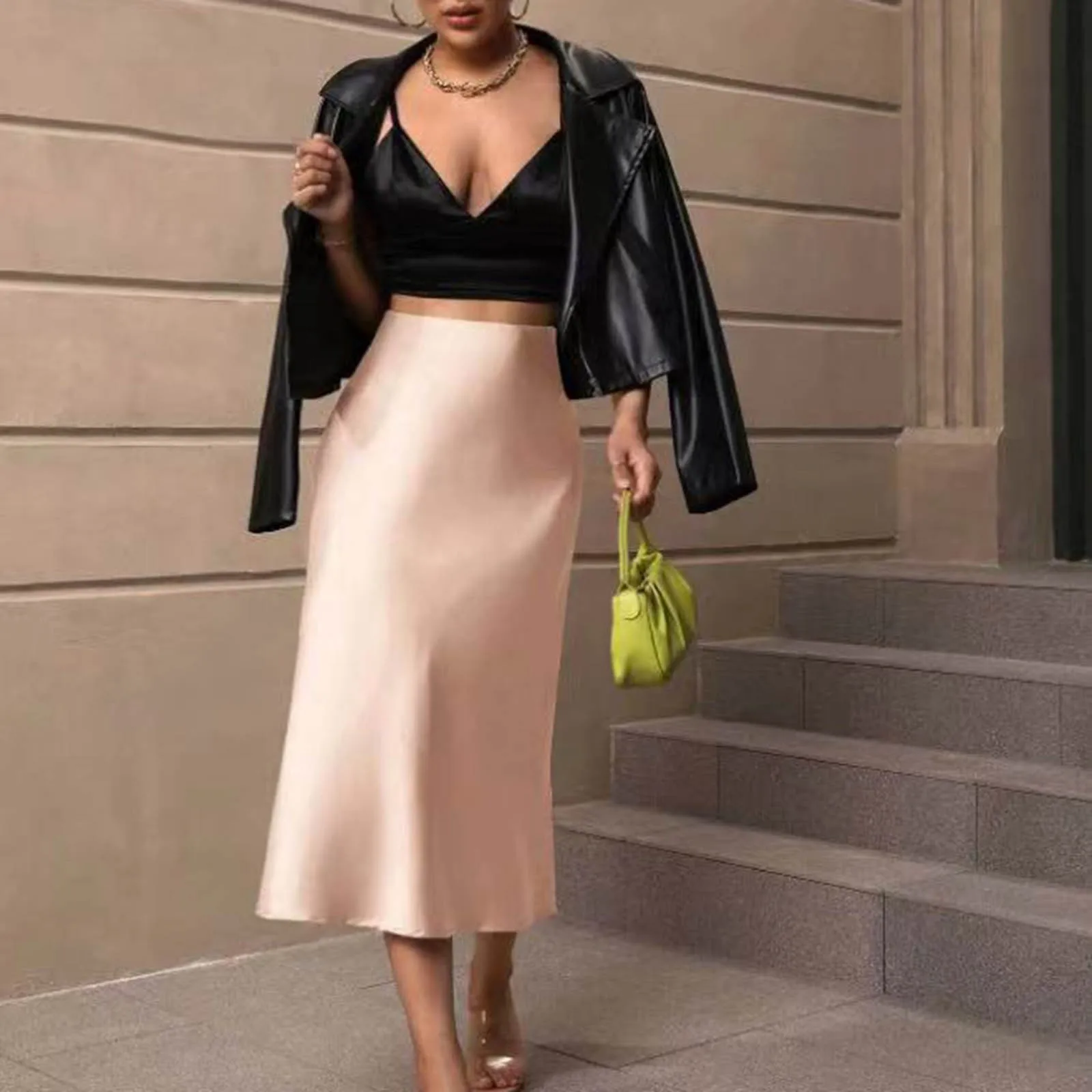 Атласная облегающая юбка средней длины