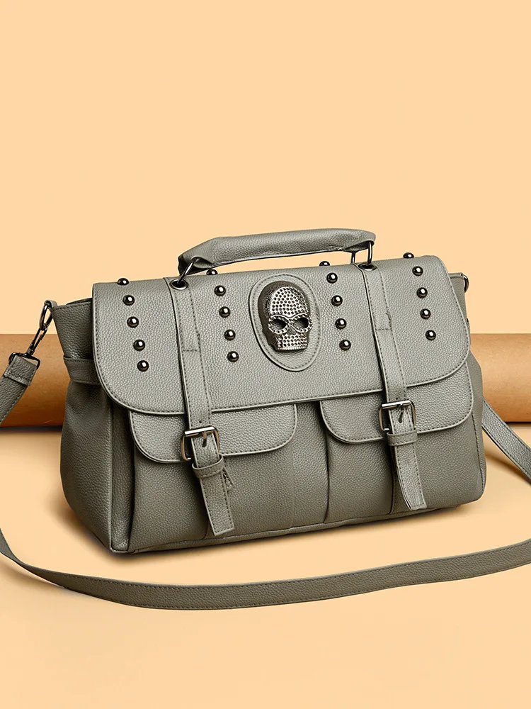 Женская сумочка в стиле панк с заклепками мотоциклетная Диагональная Сумка