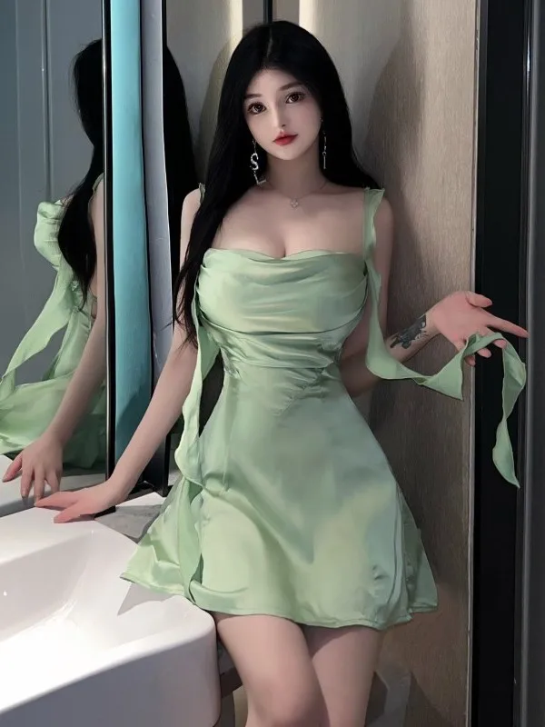 Женское платье на бретельках с оборками и лентами