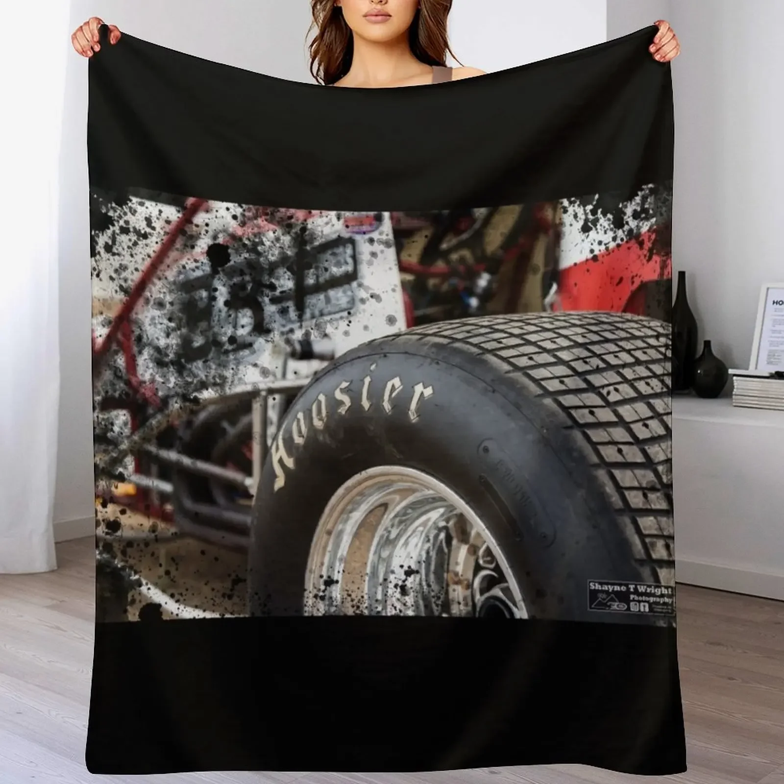 Автомобильная шина Hoosier Sprint на выставке. Одеяло мягкое большое одеяло для дивана