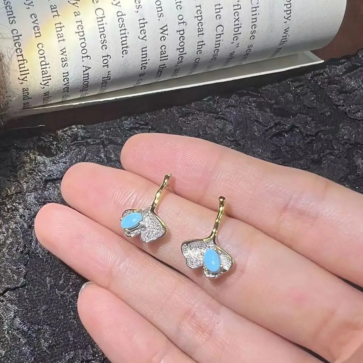 Серьги из серебра пробы с натуральным бирюзовым листьем гинкго маленькие свежие