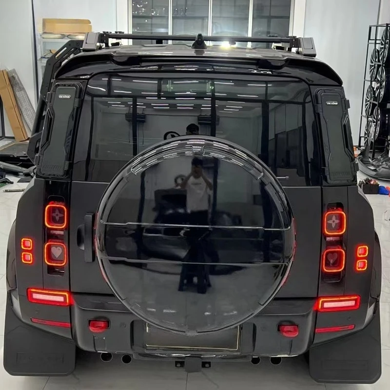 Фото Комплект обвеса в стиле Urban (глянцевый черный) для Defender 110/90 2020-2024: накладки на пороги, крышка запасного колеса, спойлер, противотуманные фары №5