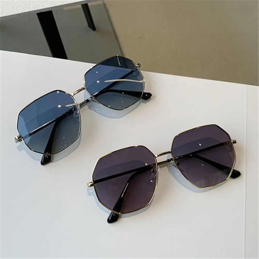 

Солнцезащитные очки с защитой UV400, модные шестиугольные солнцезащитные очки с металлической оправой и многоугольными линзами, солнцезащитные очки для пляжа/путешествий/улицы