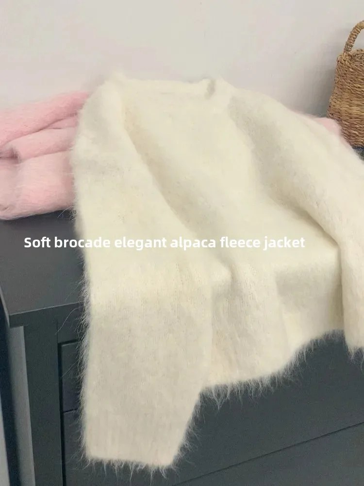 Белый мягкий и эластичный вязаный свитер женский пуловер с круглым вырезом