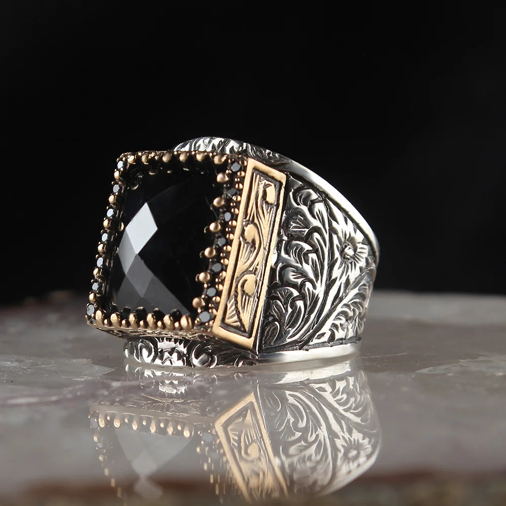 

Мужское серебряное кольцо с цирконом