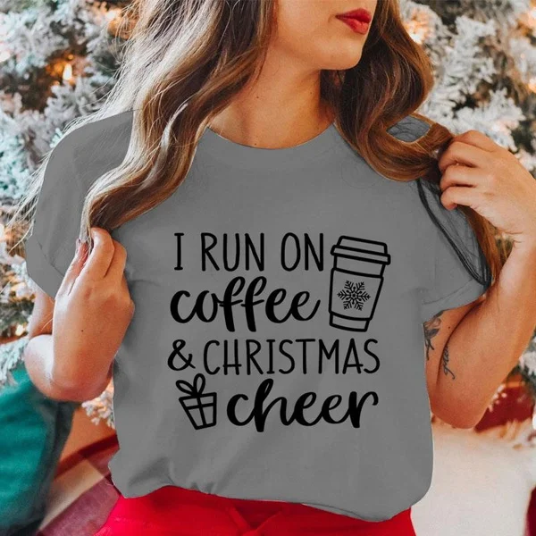 Женская рождественская Футболка I Run on Coffee &amp Christmas Cheer модная Рождественская