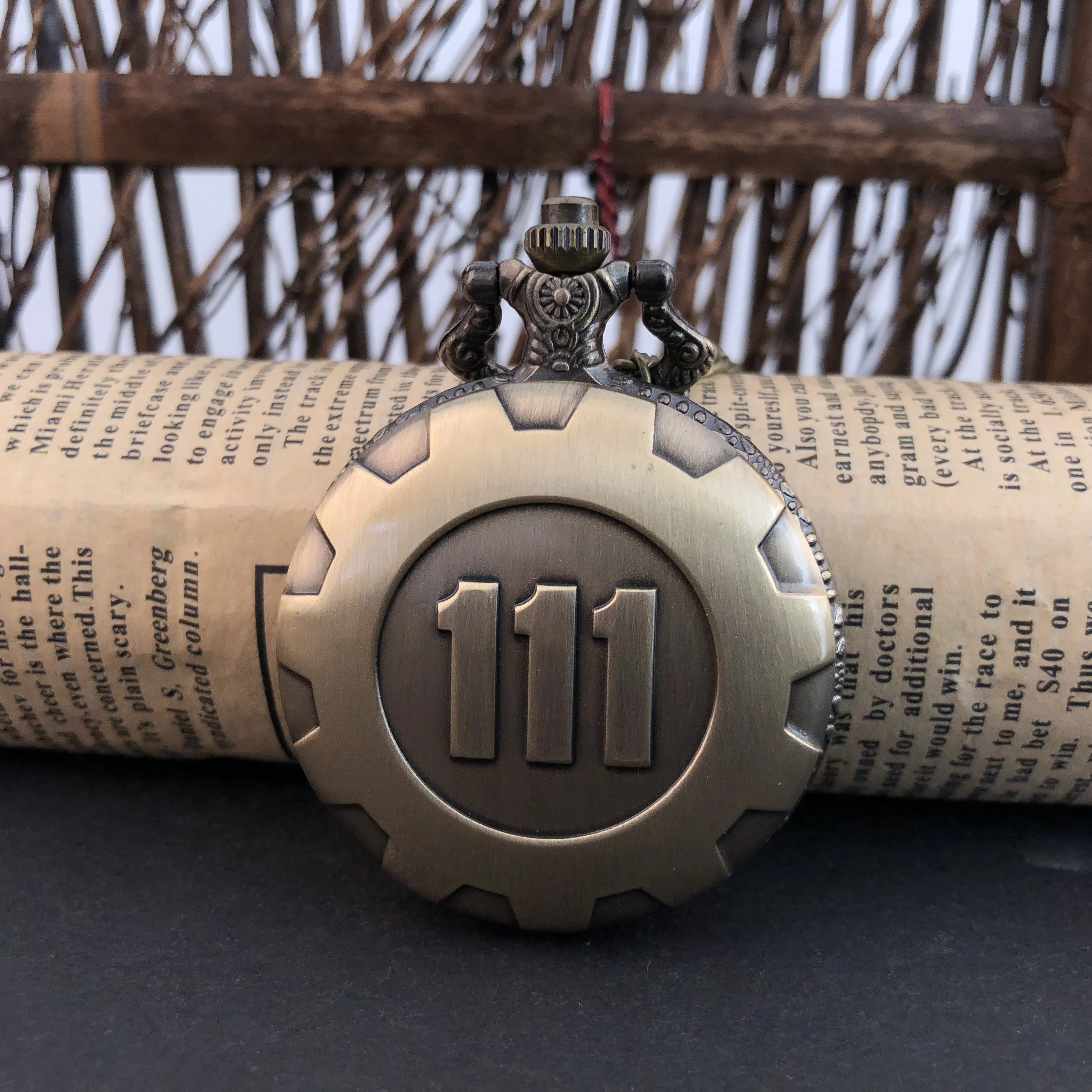

Exquisite Bronze Vintage 111 Quartz Pocket Watch Analog Pendant Chain Necklace Sweater Jewelry Souvenir Gift for Men Women