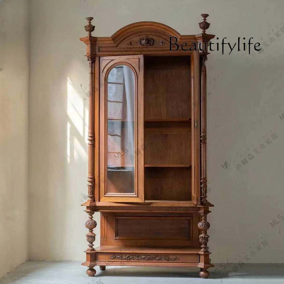 Деревянный резной однодверный небольшой шкаф в американском стиле стеклянный