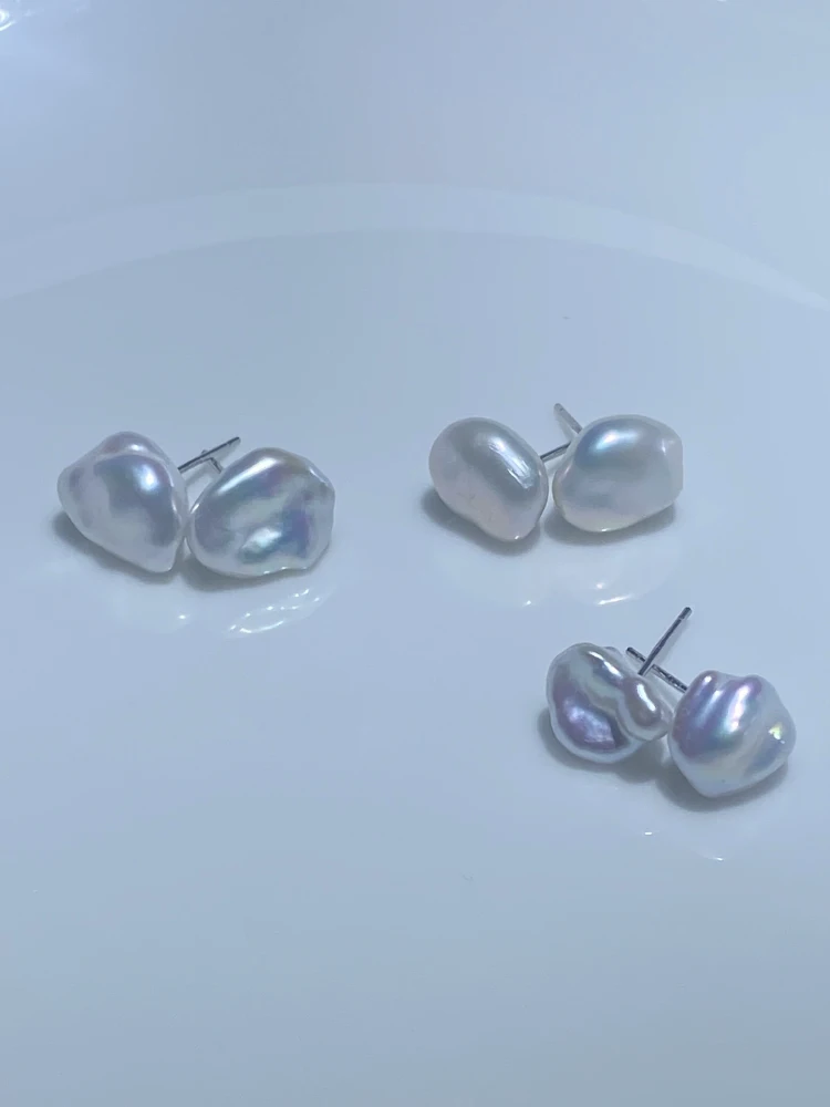 Натуральные водные белые нерегулярные серьги-гвоздики Авроры маленькие в стиле