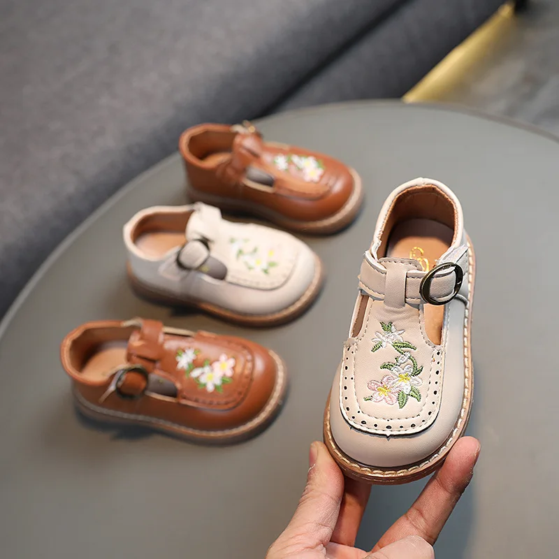 

Туфли в стиле ретро с вышивкой для девочек