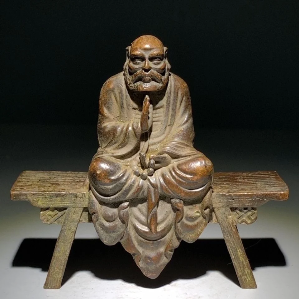 

Античная красная медная скамейка Бронзовая статуя Будды Dharma