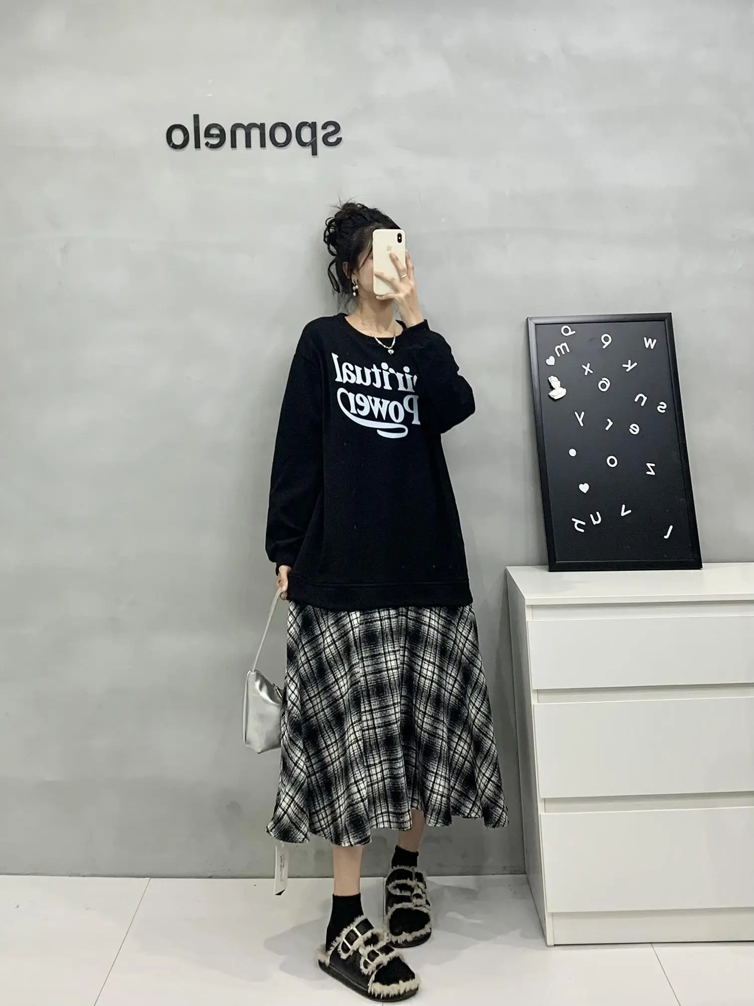 Черное лоскутное платье-свитер из двух частей женское платье 2024 осень и зима