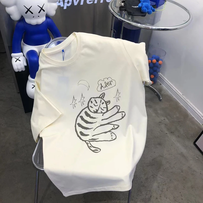 

Ader Oversized T-Shirts Cartoon Graffiti Cat Print Print Logo Men Women 1:1 Cotton Short Sleeves