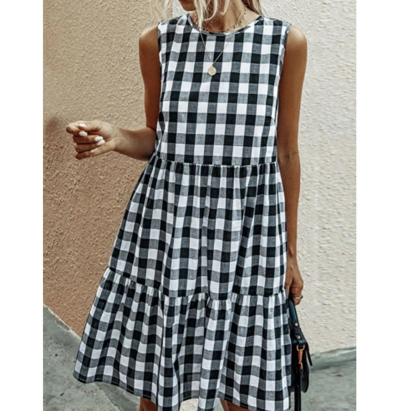 

Платье женское клетчатое средней длины без рукавов с оборками