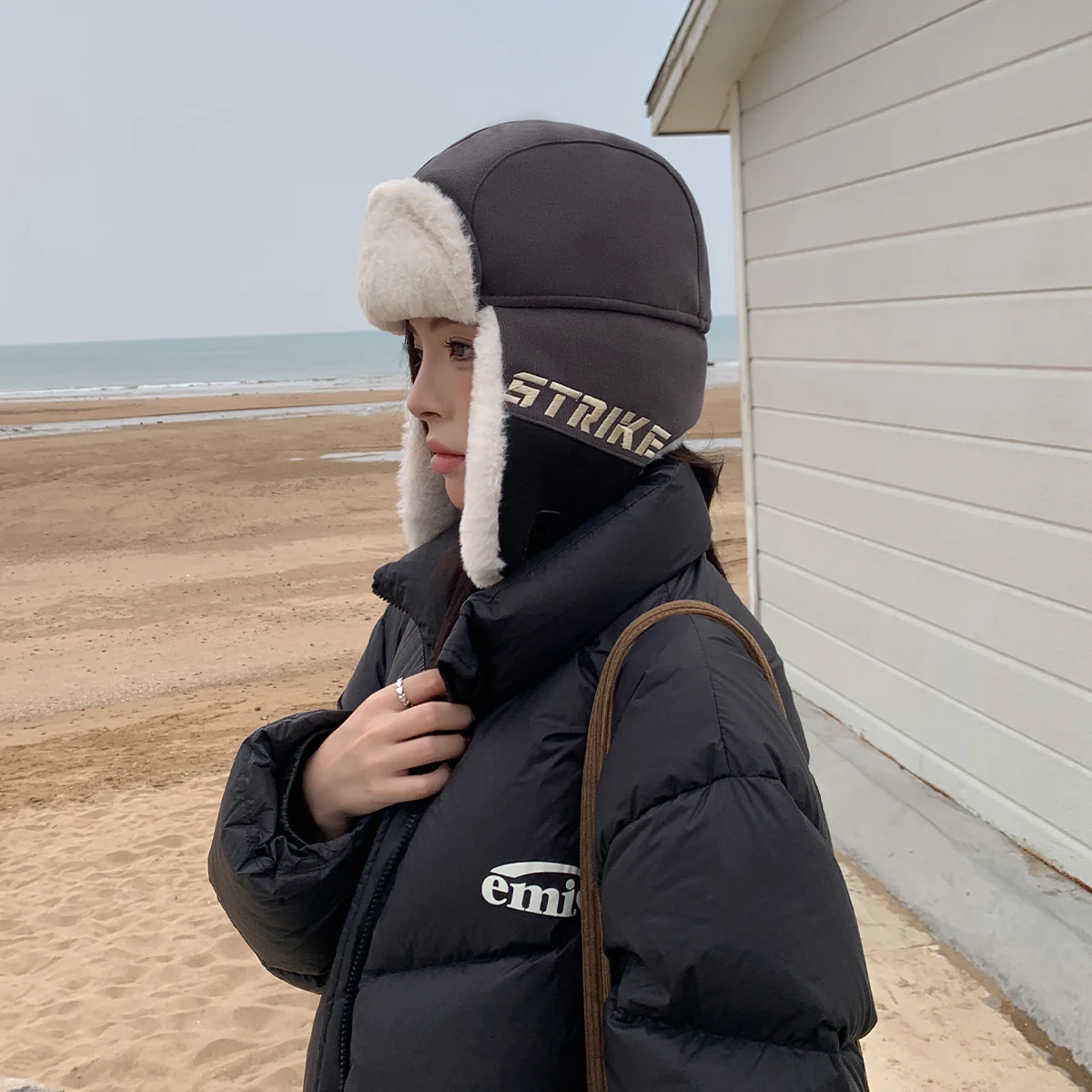 Шапки-бомберы с цветными блоками и вышитыми буквами осенне-зимние новые унисекс