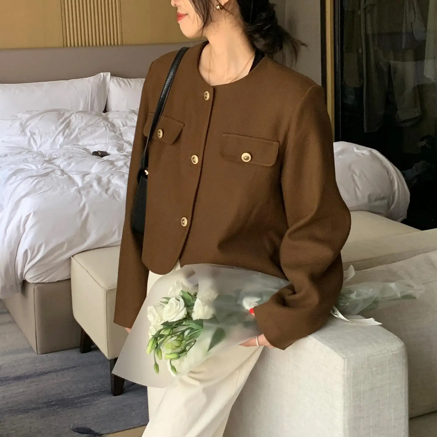 Маленькая ветрозащитная куртка Джокер для съемки в милой точке ранней весны |