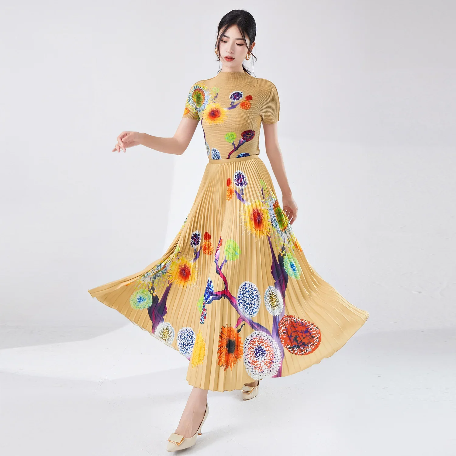 Женский костюм-двойка с принтом футболка оборками и юбка