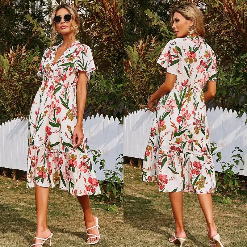 

Женское элегантное яркое платье с V-образным вырезом и цветочным принтом белого цвета