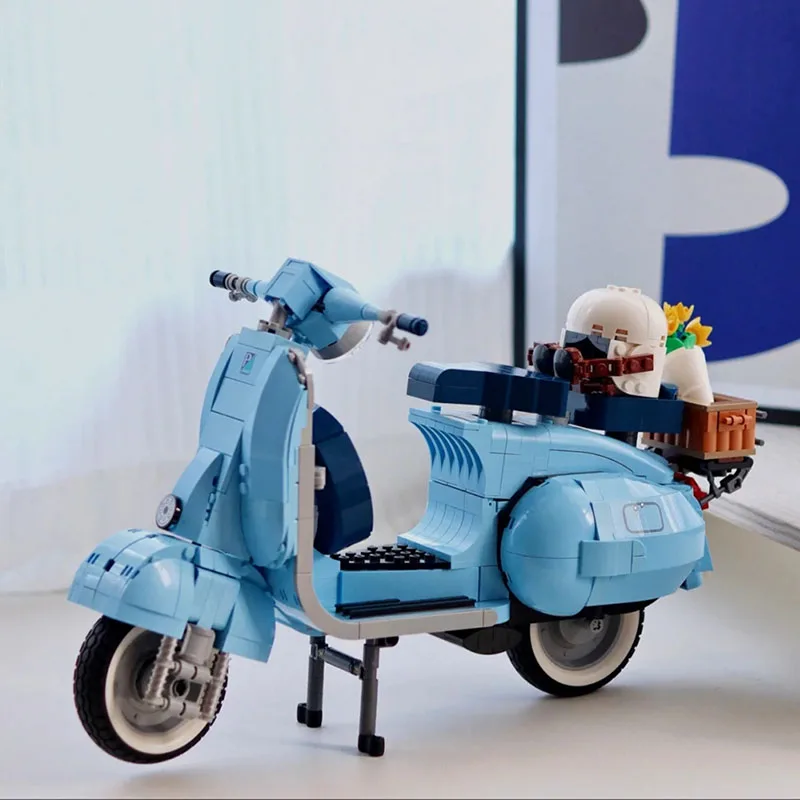 

Roman Holiday Vespa 125 MOC 10298 Famous Motorcycle City MOTO Assembled Building Blocks Bricks High-Tech Model Toys For Kids Gif