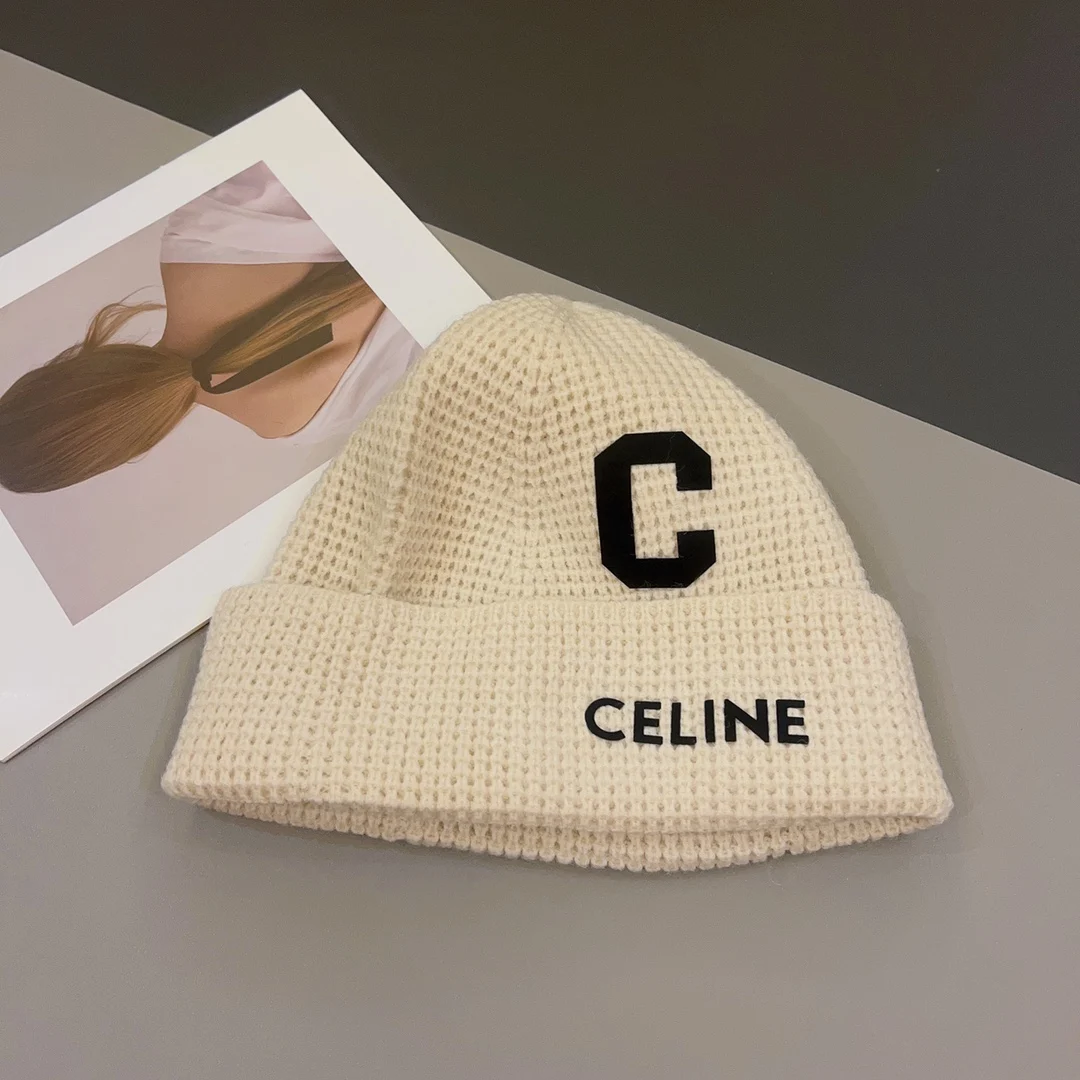 Вязаная шапка CELINE Simple Шерстяная с буквой C