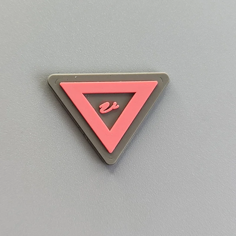 Triagle, мягкая Фирменная ПВХ-этикетка на заказ с тиснением, 3D логотип, украшение, резиновая этикетка на одежде, груди или крышках, нет минимального заказа, силиконовая бирка