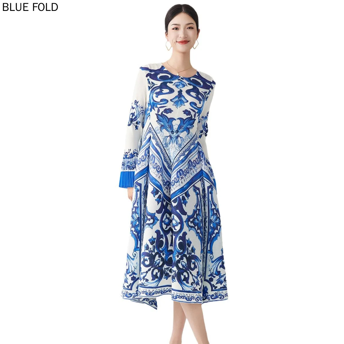 Женское свободное сине-белое фарфоровое платье рукав-труба облегающий крой