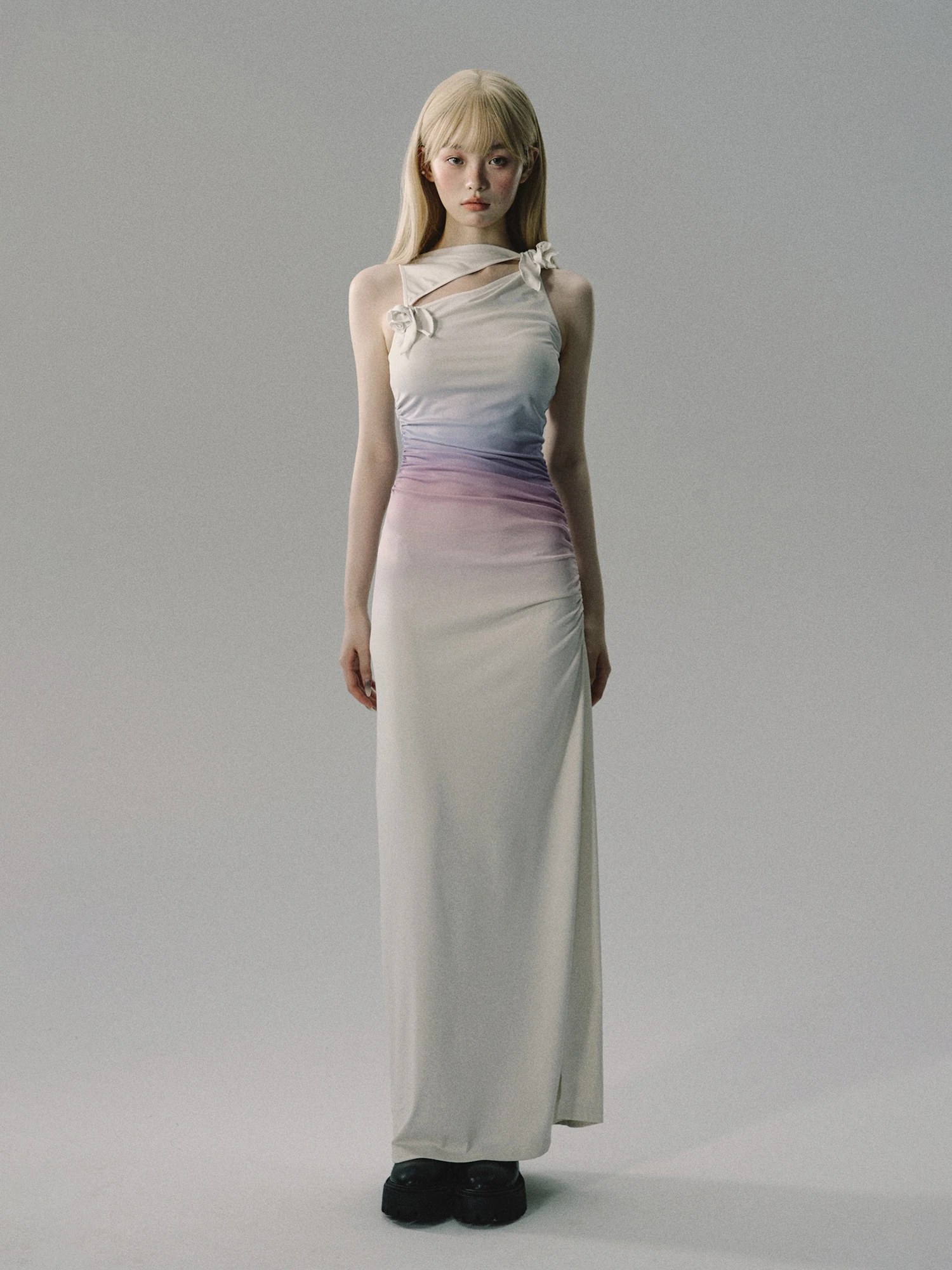 Женское вечернее платье с разрезом неоновое плиссированное без рукавов поясом