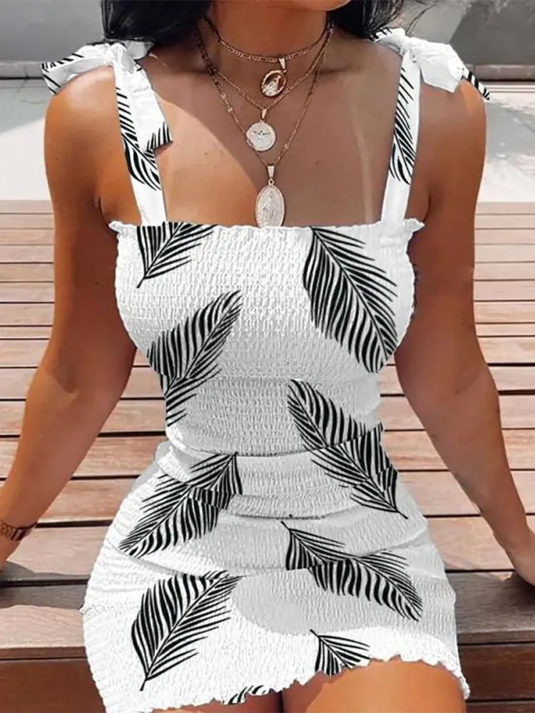 

Летний женский мини-сарафан в обтяжку с цветочным принтом, без бретелек