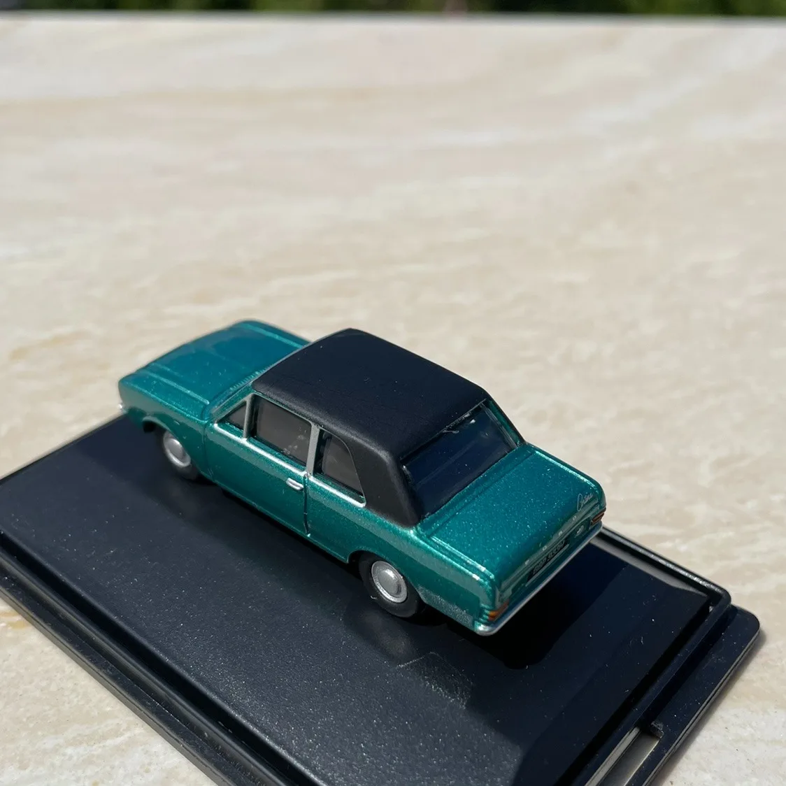 Коллекционная модель автомобиля Ford из сплава под давлением в масштабе 1:76