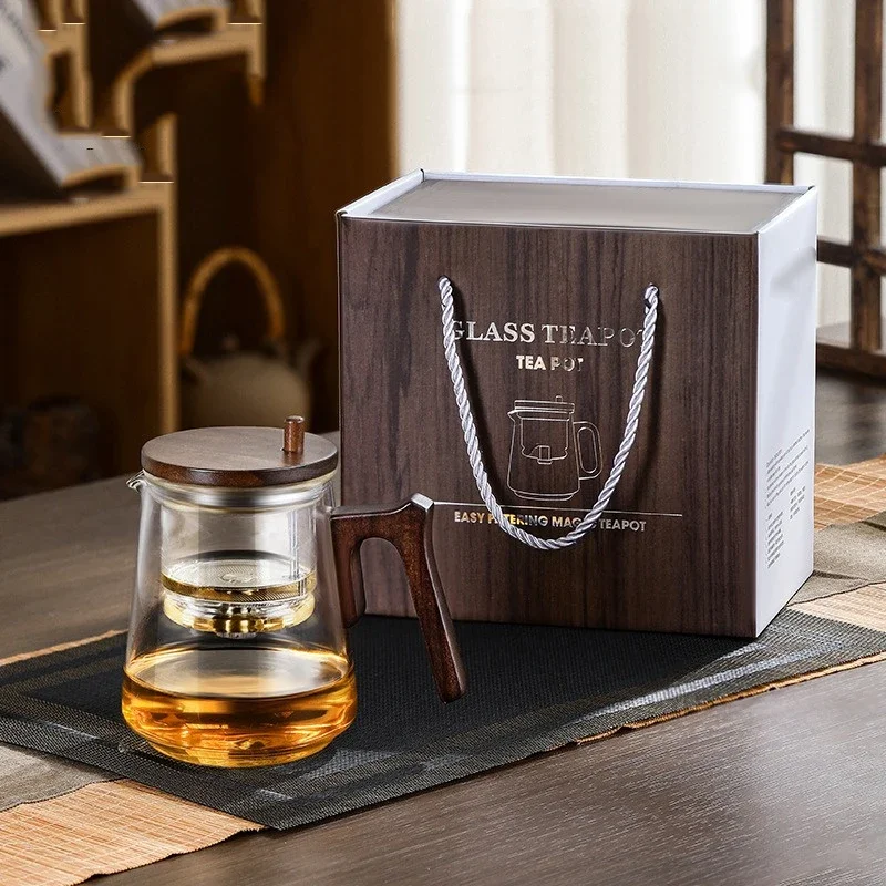 

Стеклянный чайник с чайным ситечком