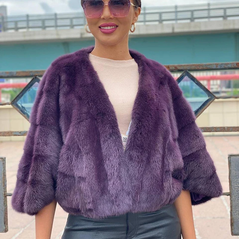 

Женская шуба из натурального меха норки с V-образным вырезом