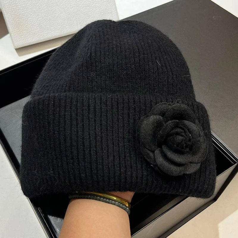 Шапка с цветком женская зимняя вязаная шапка из ангоры теплый аксессуар для