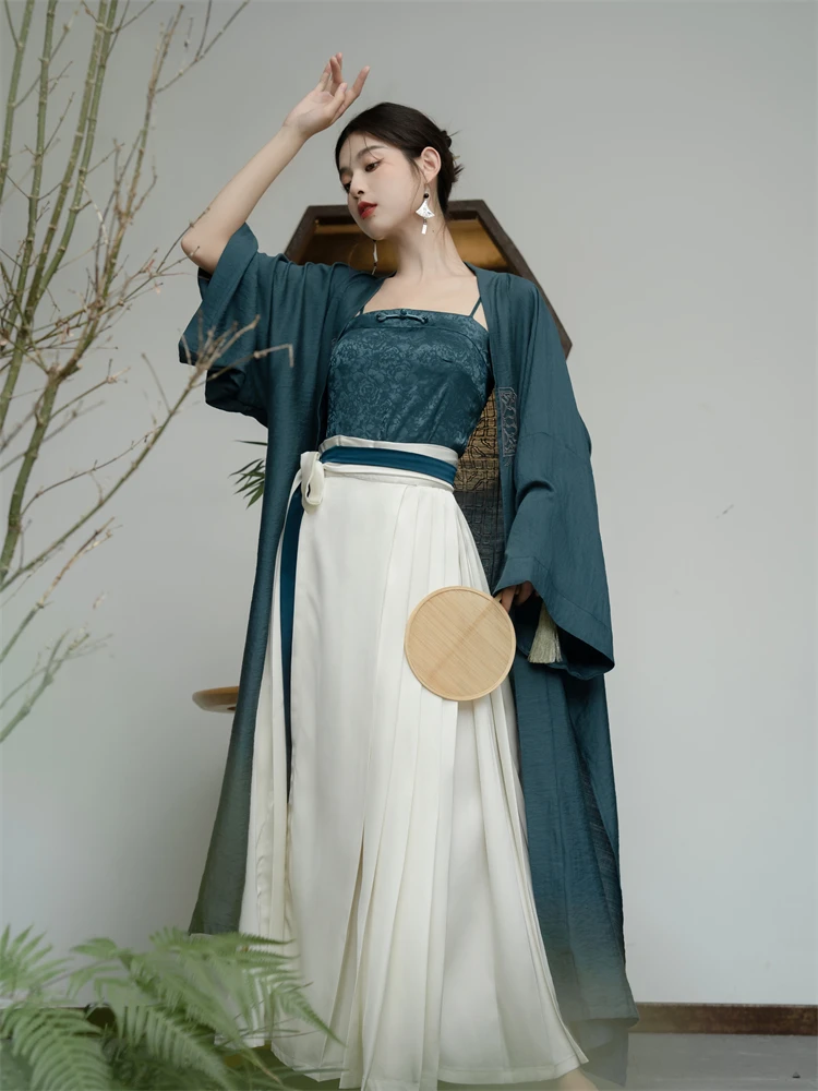 Рисунок 2 - Костюм в старинном стиле с вышивкой в китайском стиле