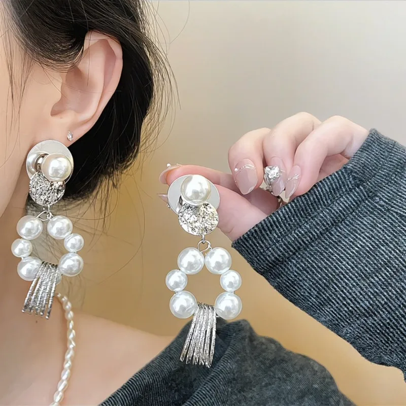 Круглые металлические серьги-подвески с жемчугом в европейском и американском