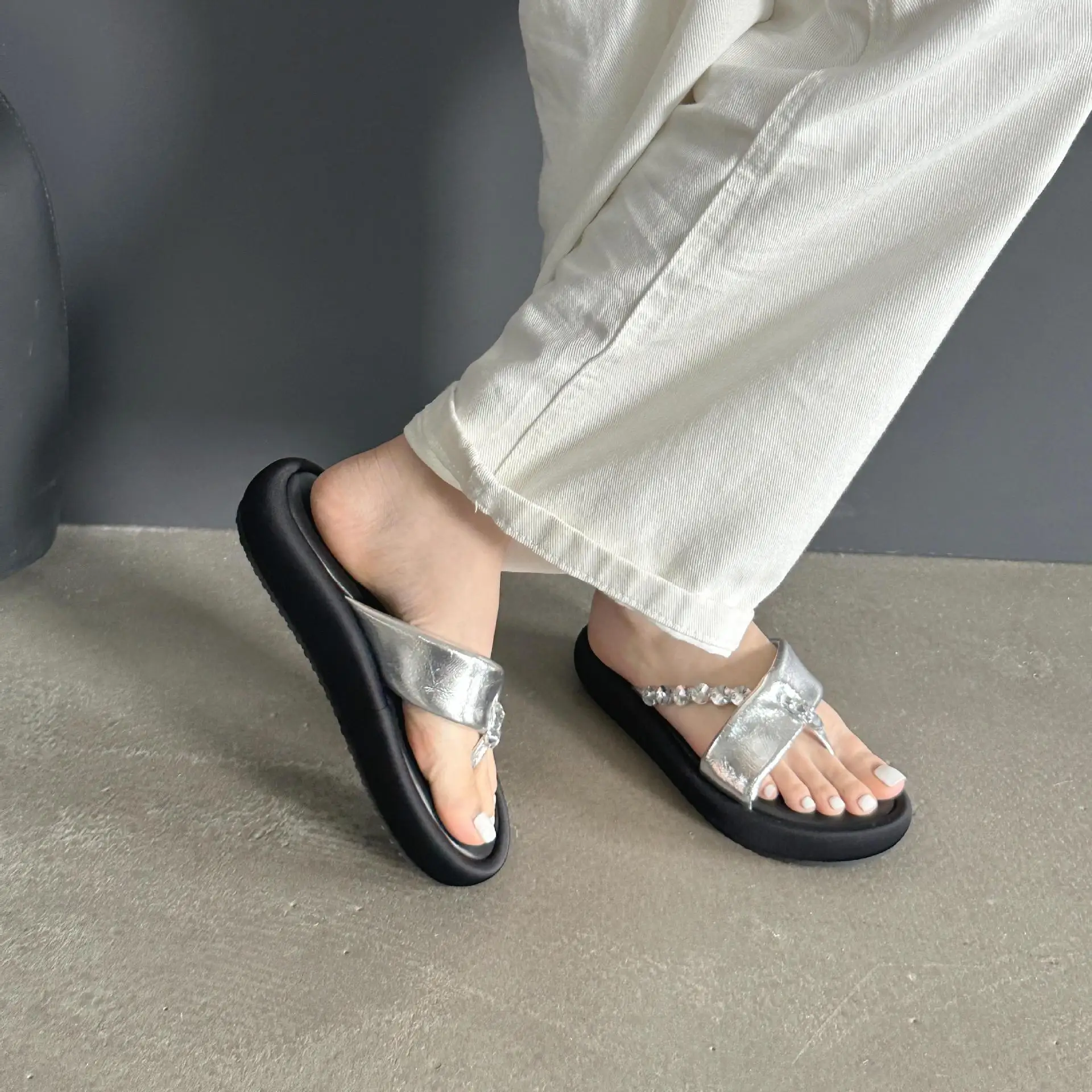 Пляжная обувь женские тапочки сланцы женская модные низкие Сабо 2024 блестящие