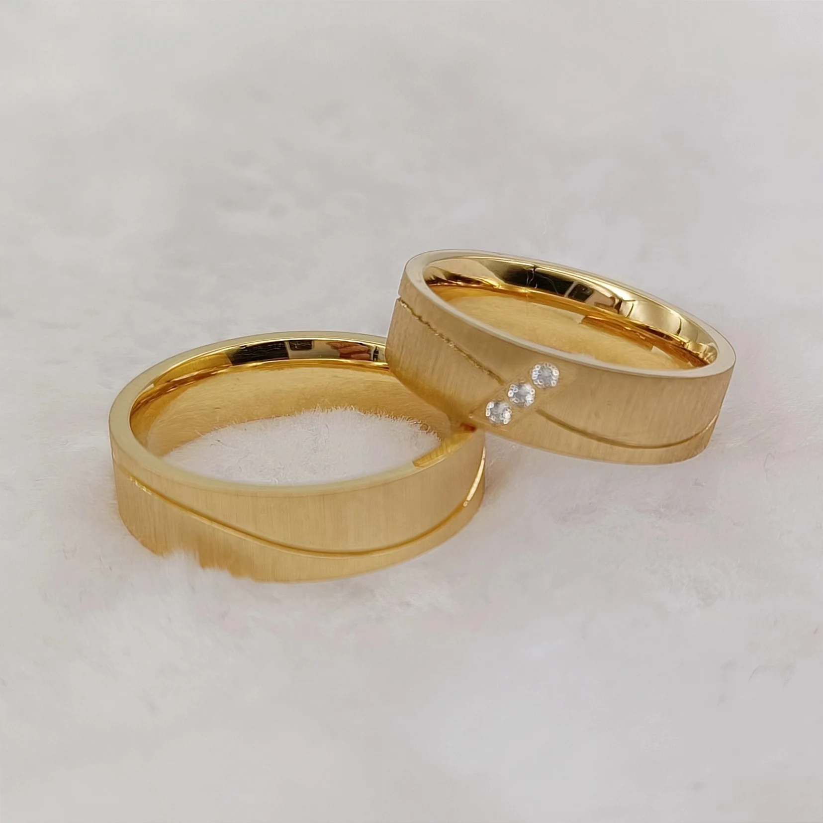 

Оптовая продажа, Unqiue, матовые Свадебные Кольца для влюбленных пар, наборы для мужчин и женщин из нержавеющей стали с покрытием 24-каратным золотом, ювелирные изделия, кольцо на палец