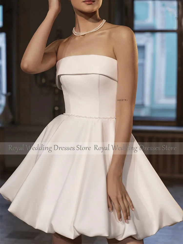 Свадебное атласное платье с открытыми плечами