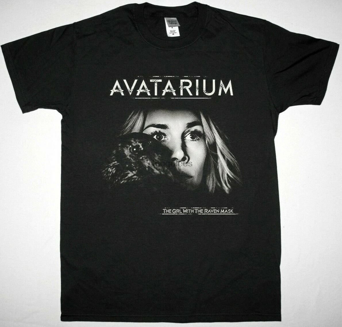 Новая Черная футболка AVATARIUM Девочка с вороном |