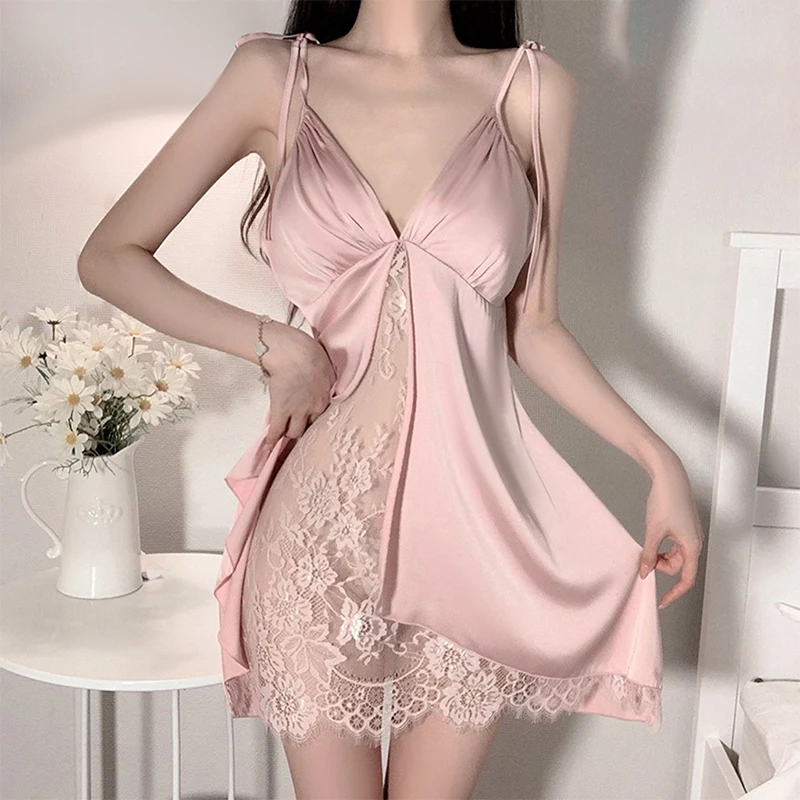 Пижама женская атласная с глубоким V-образным вырезом