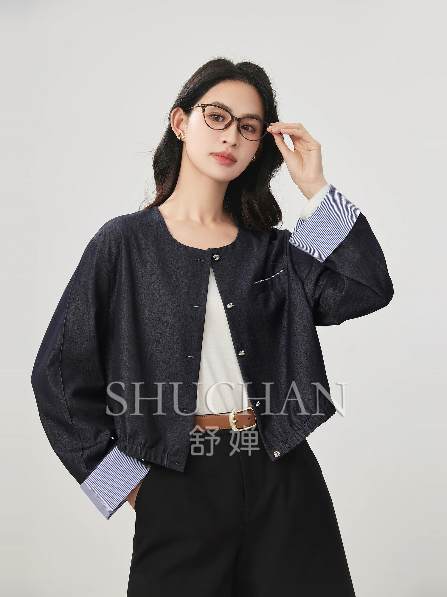 Короткая куртка в контрастную полоску с фланцевыми рукавами и пряжкой