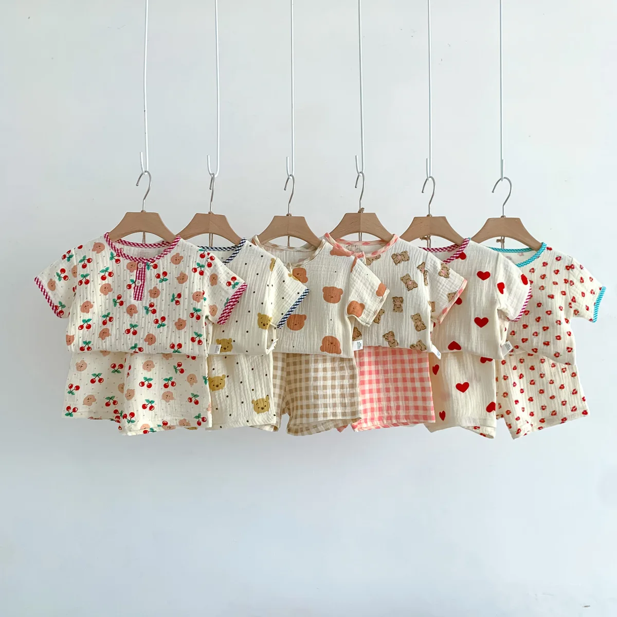 

Корейский Летний комплект одежды 2023 для маленьких девочек из 2 предметов, топ из муслина с короткими рукавами и шорты с эластичным поясом, костюм женский