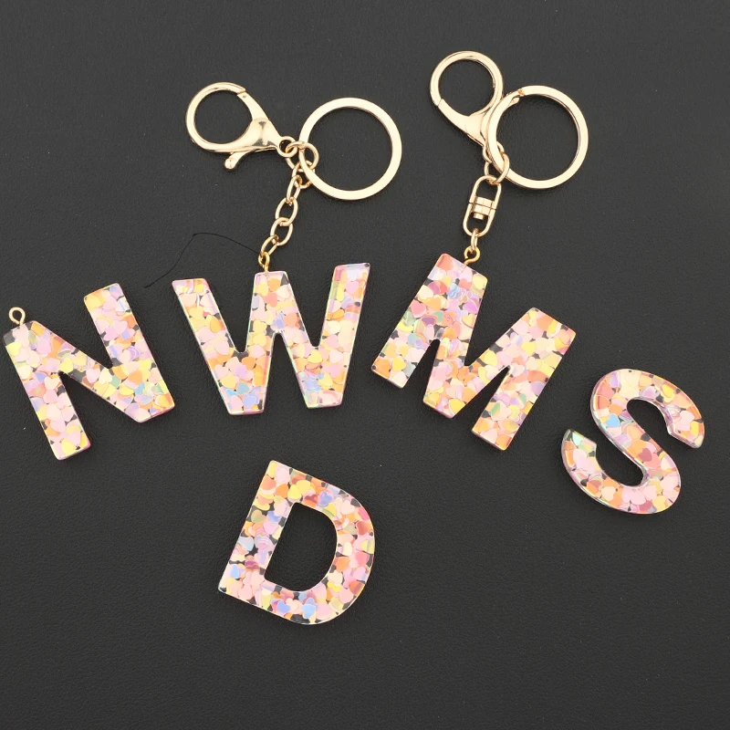 Женский брелок с алфавитом розовый брелок-помпон надписью блестками и