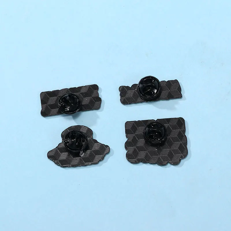 Эмалированная брошь в виде медсестры