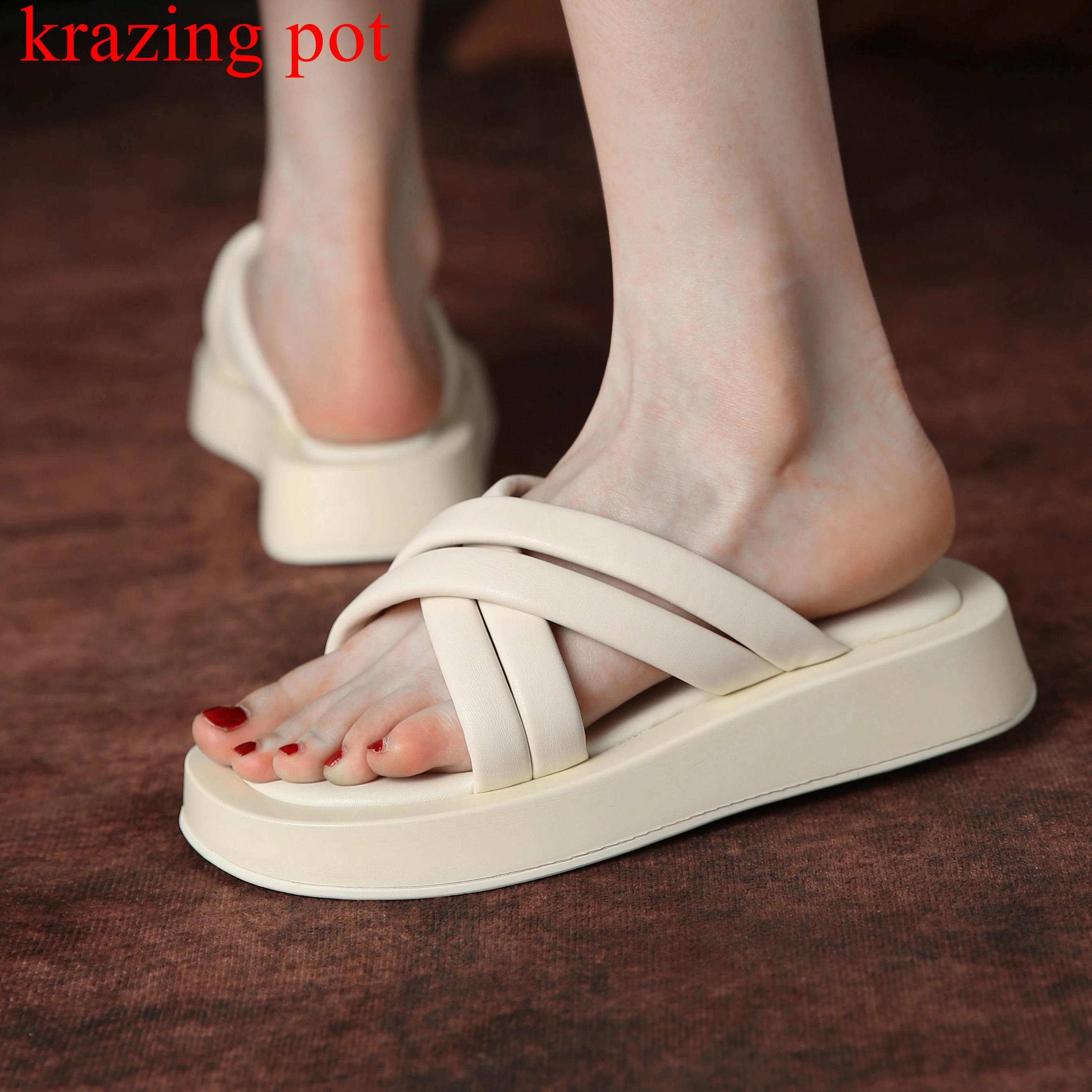 

Krazing Pot Microfiber Leisure Summer Waterproof Peep Toe Med Heels Young Lady Daily Wear Slip on Flat Platform Outside Slippers