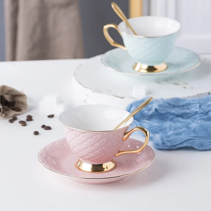 

Керамическая кофейная чашка и блюдце в европейском стиле с тиснением, 200 мл, набор с подносом и ложкой, чайный набор для пары