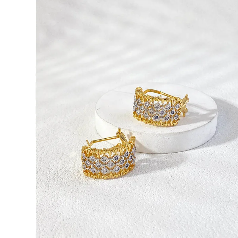 

Fashionable retro HOLLOW flower ear buttons simple C-zircon court golden classic ear buckle for women