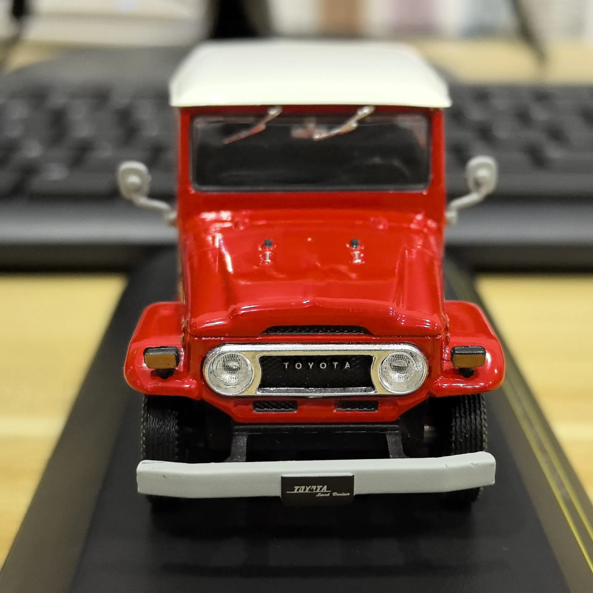 Фото Модель автомобиля TOYOTA FJ40 1973 года, масштаб 1/43, литой сплав, 2-дверная. №4